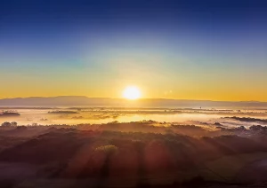 Herbstlicher Sonnenaufgang über dem Schwarzwald