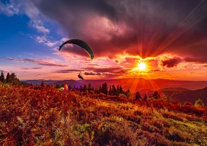 Gleitschirmfliegen im Sonnenuntergang auf dem Roßbühl bei Oppenau