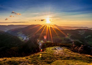 Sonnenuntergang über dem Hotel Dollenberg am Gleitschirm Flugplatz in Bad Peterstal-Griesbach