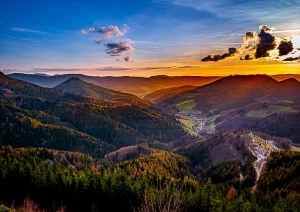 Abendstimmung über dem Hotel Dollenberg am Gleitschirm Flugplatz in Bad Pterstal-Griesbach