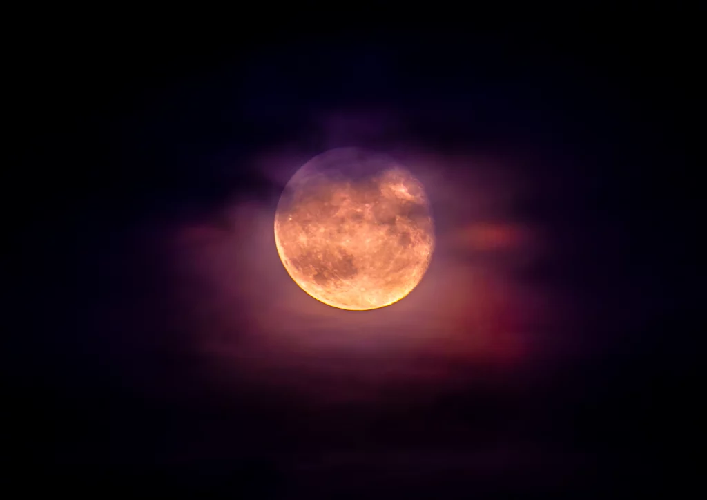 Mystischer Mond im Abendlicht