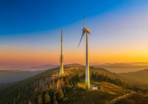 Sonnenaufgang auf der Hornisgrinde mit Fernsehturm und Windrad
