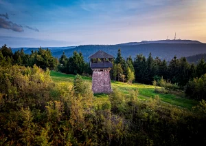Mehliskopfturm im Abendlicht bei Bühlertal