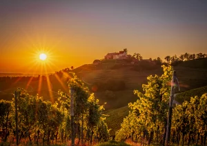 Wunderschönen Sonnenstern in Abendstimmung über dem Schloss Staufenberg in Durbach