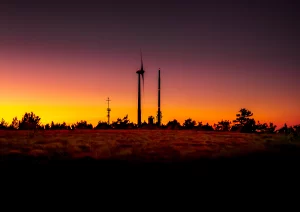 Farbenfrohes Abendrot über der Hornisgrinde mit Fernsehturm und Windrad