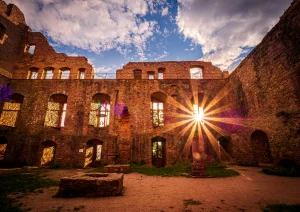 Lichtimpressionen im Innenhof des Alten Schlosses Hochbaden bei Baden-Baden