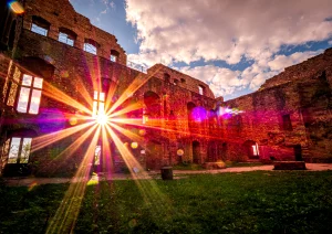 Lichtimpressionen im Innenhof des Alten Schlosses Hochbaden bei Baden-Baden