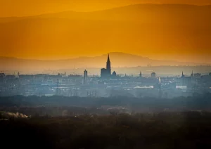 Das Straßburger Münster aus der Ferne in der Goldenen Stunde