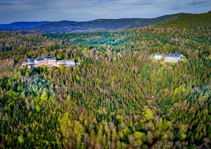 Luftaufnahme der Bühlerhöhe mit Grundig Klinik