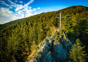 Das Gipfelkreuz Hohfelsen bei Bühlertal mit der Hornisgrinde im Hintergrund