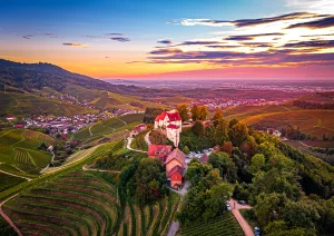 Abendstimmung über dem Schloss Schloss Staufenberg in Durbach