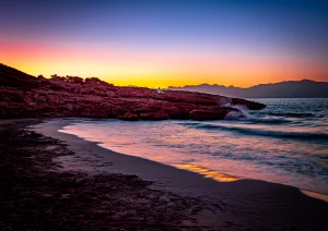 Sonnenuntergang in einer kleinen verkrümmten Bucht bei Mal Pas-Bon Aire