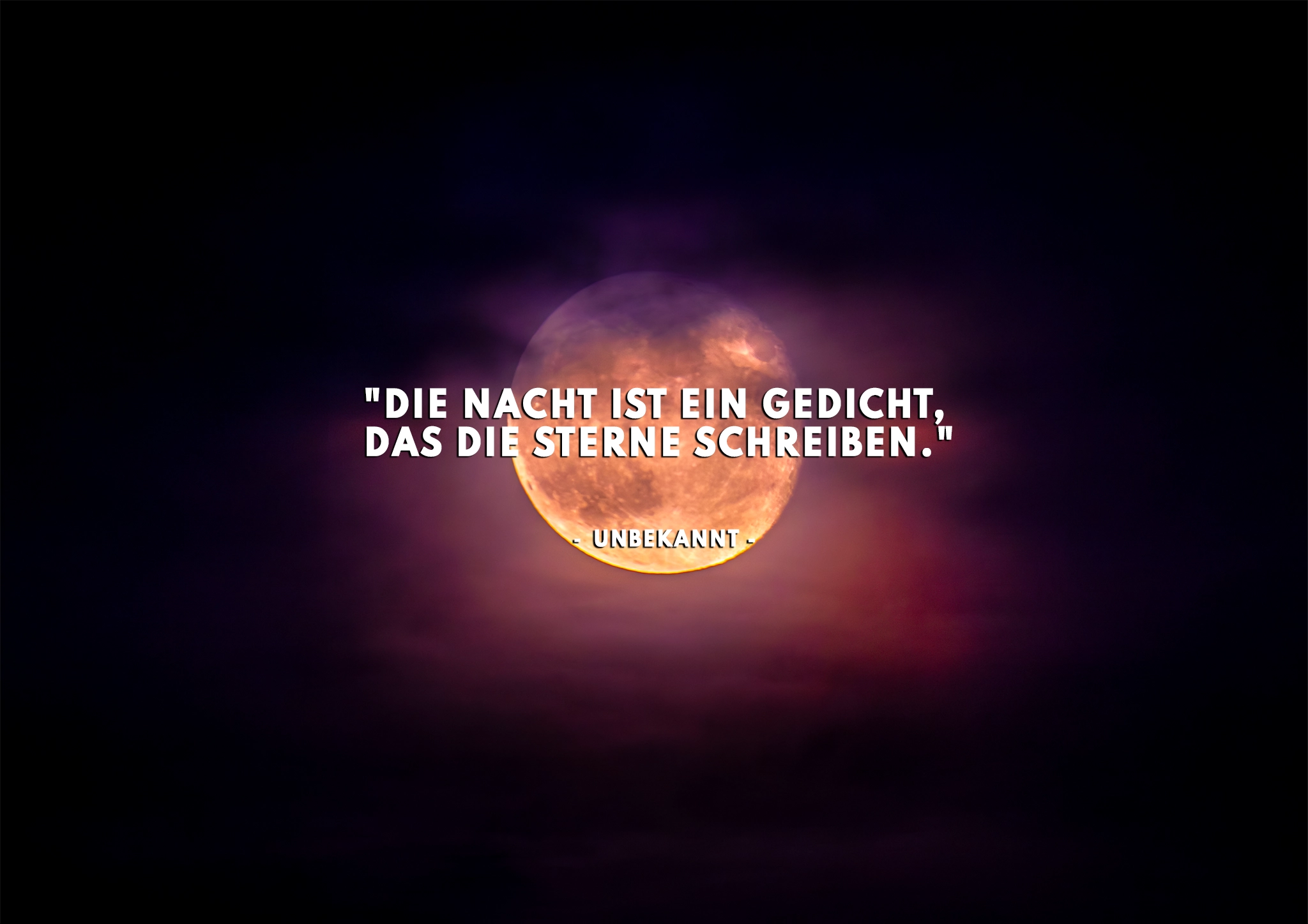 Mystischer Mond im Abendlicht